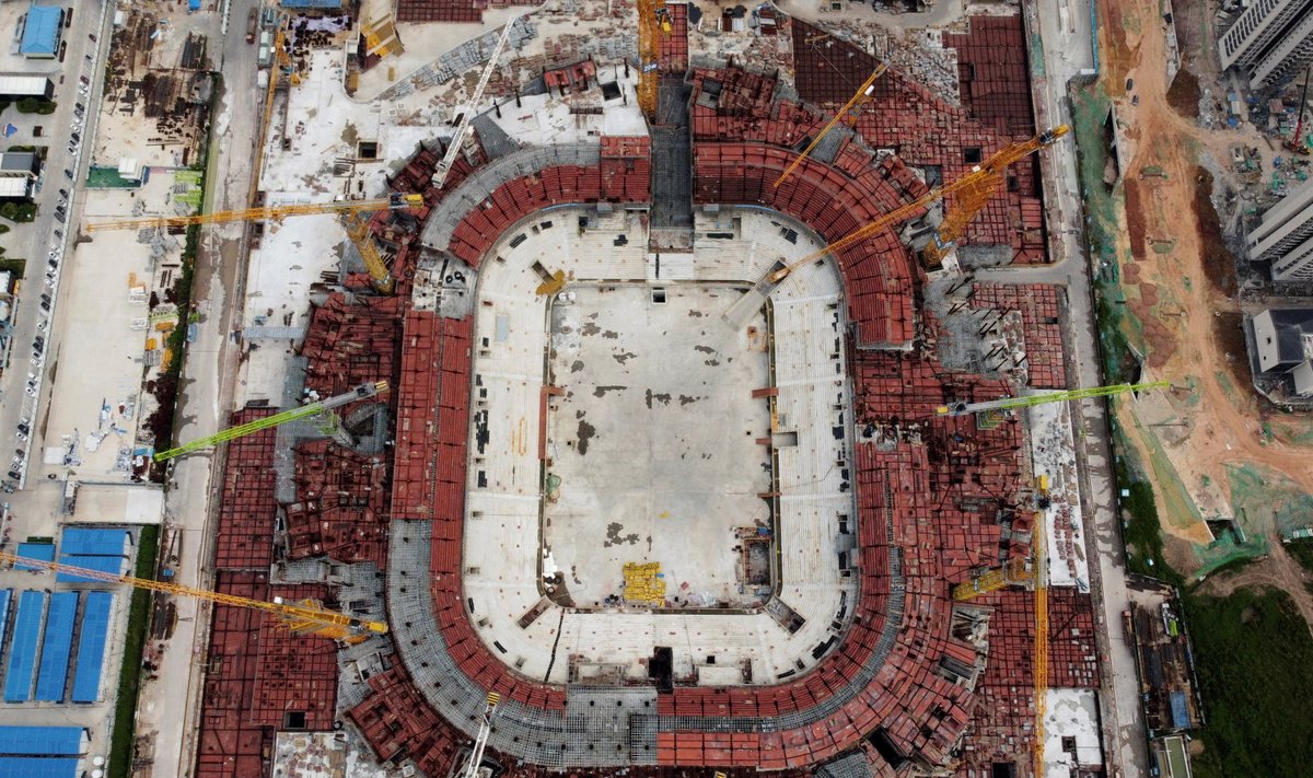 TÖÖ JÄTKUB HIIGELVÕLAST HOOLIMATA: Ühe suurprojektina on Evergrandel hetkel käsil Guangzhousse 100 000 kohaga jalgpallistaadioni ehitamine. Valmimisel oleks tegu maailma suurima spetsiaalselt jalgpalli mängimiseks mõeldud staadioniga. 