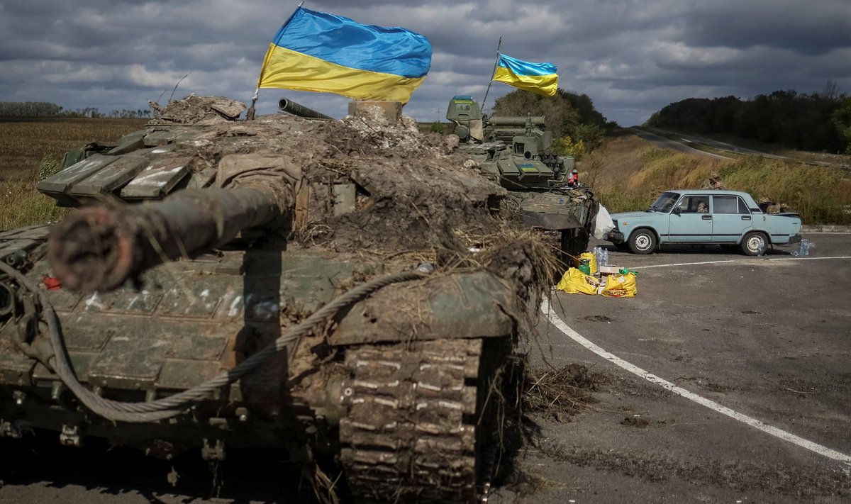 Ukraina lipuga kaunistatud purustatud Vene tankid.