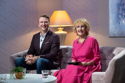 ETV AJAKIRJANIK Hannes Hermaküla ja Reet Linna Prillitoosi diivanil.