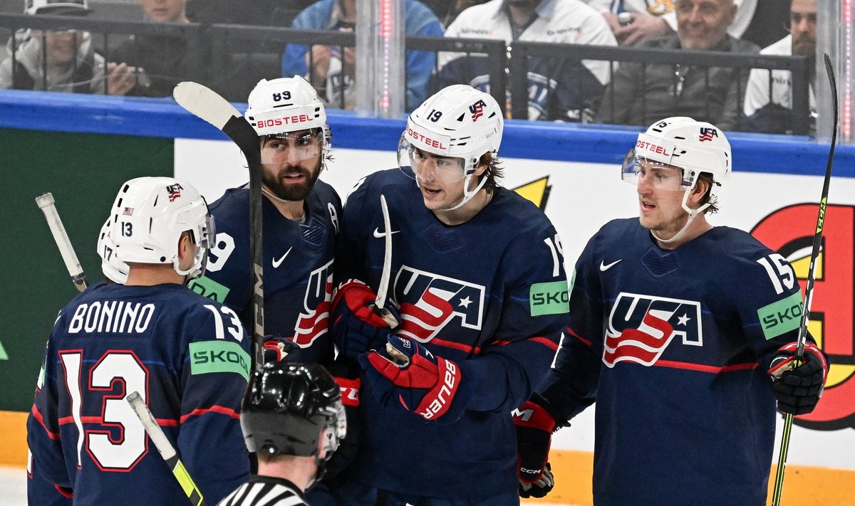 USA hokimängijad Taanile löödud väravat tähistamas.