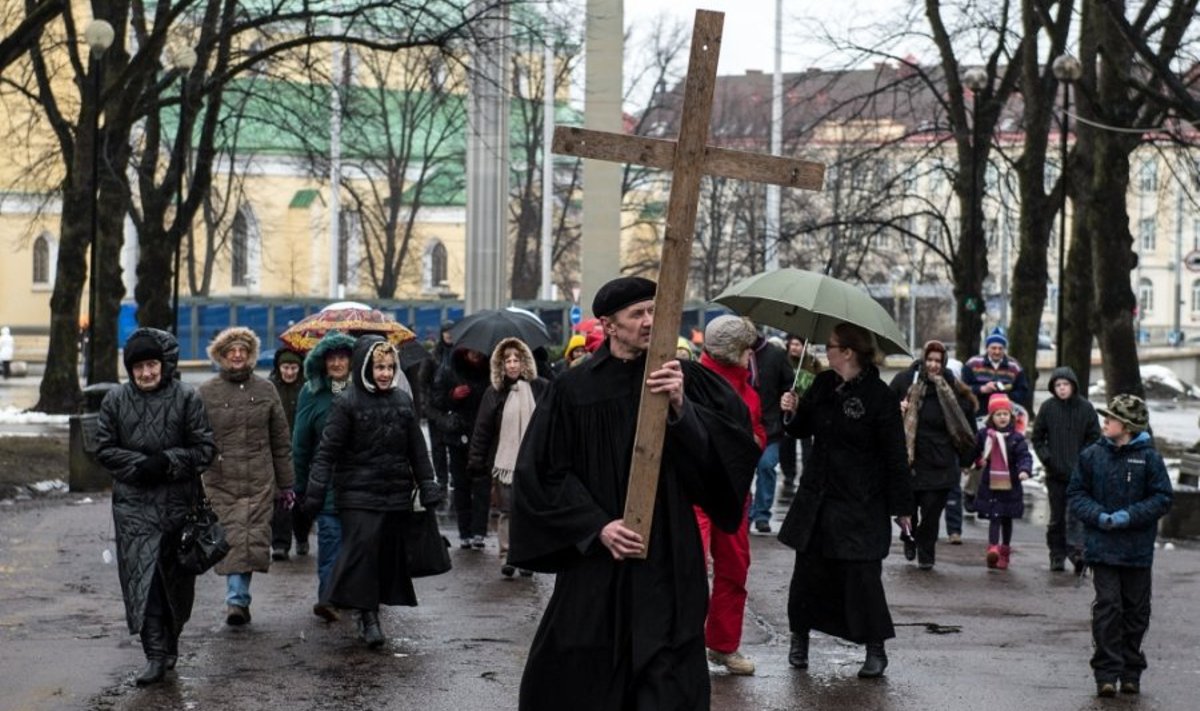 Ligikaudu pooltuhat inimest osales täna Tallinna kirikuid läbival ristiteerännakul, millega meenutati Jeesus Kristuse kannatuslugu. 