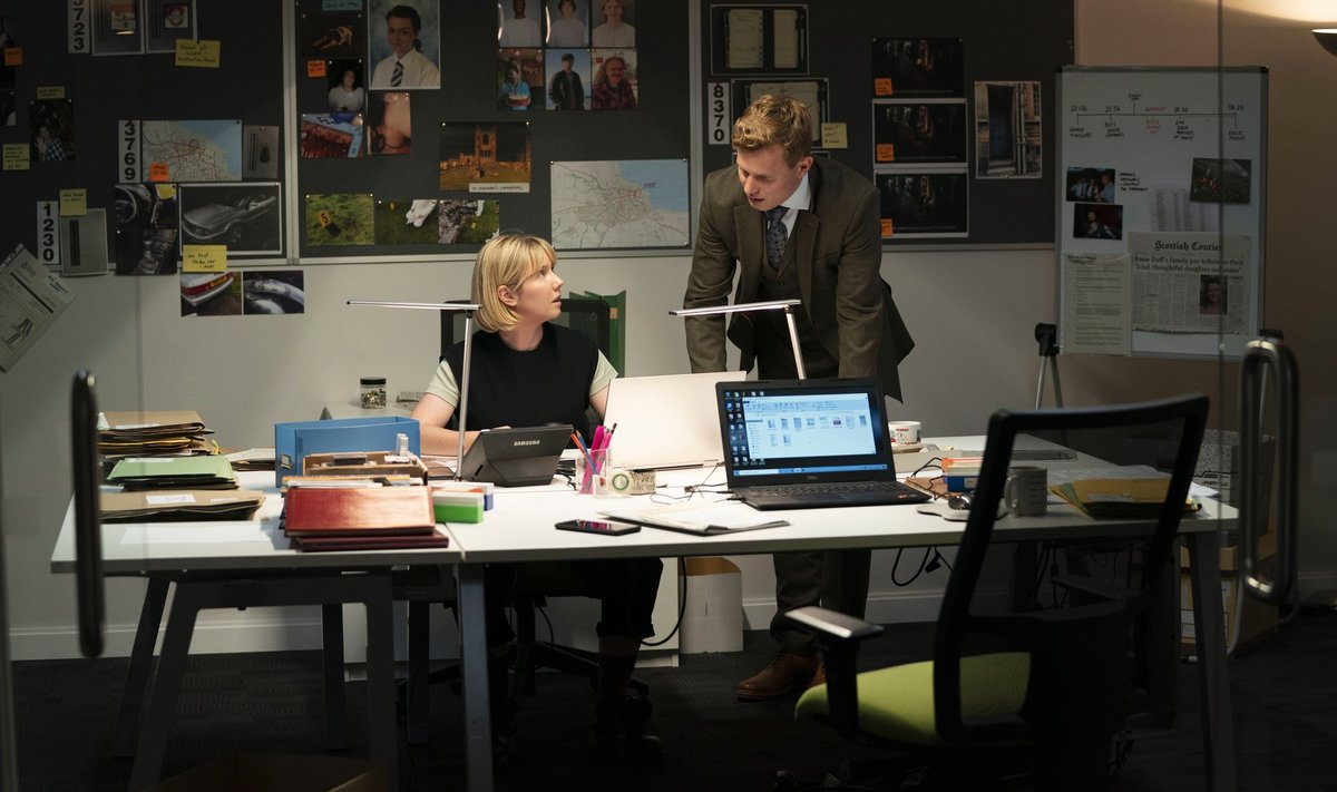 Karen Pirie (Lauren Lyle) ja Jason Murray (Chris Jenks) üritavad omal ajal takerdunud uurimisele viimaks punkti panna.