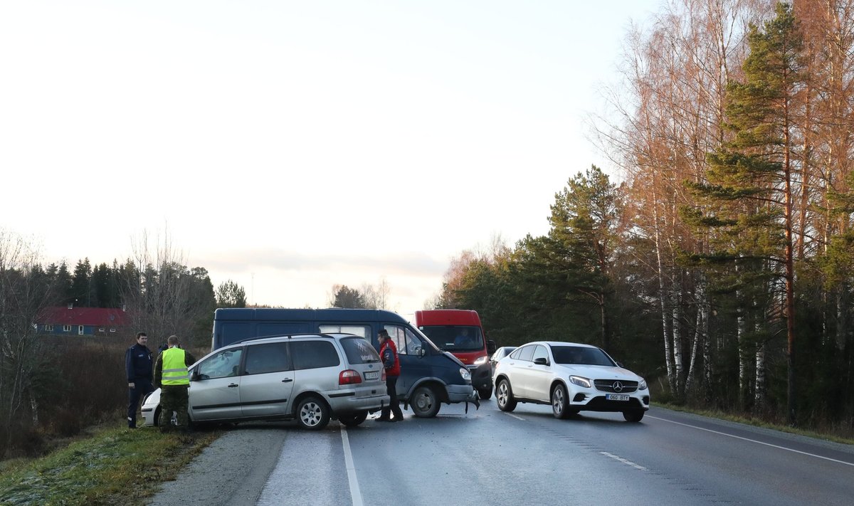 Täna varahommikul sõitis Haapsalu maanteel Odulemma kandis libeduse tõttu välja kolm sõiduautot