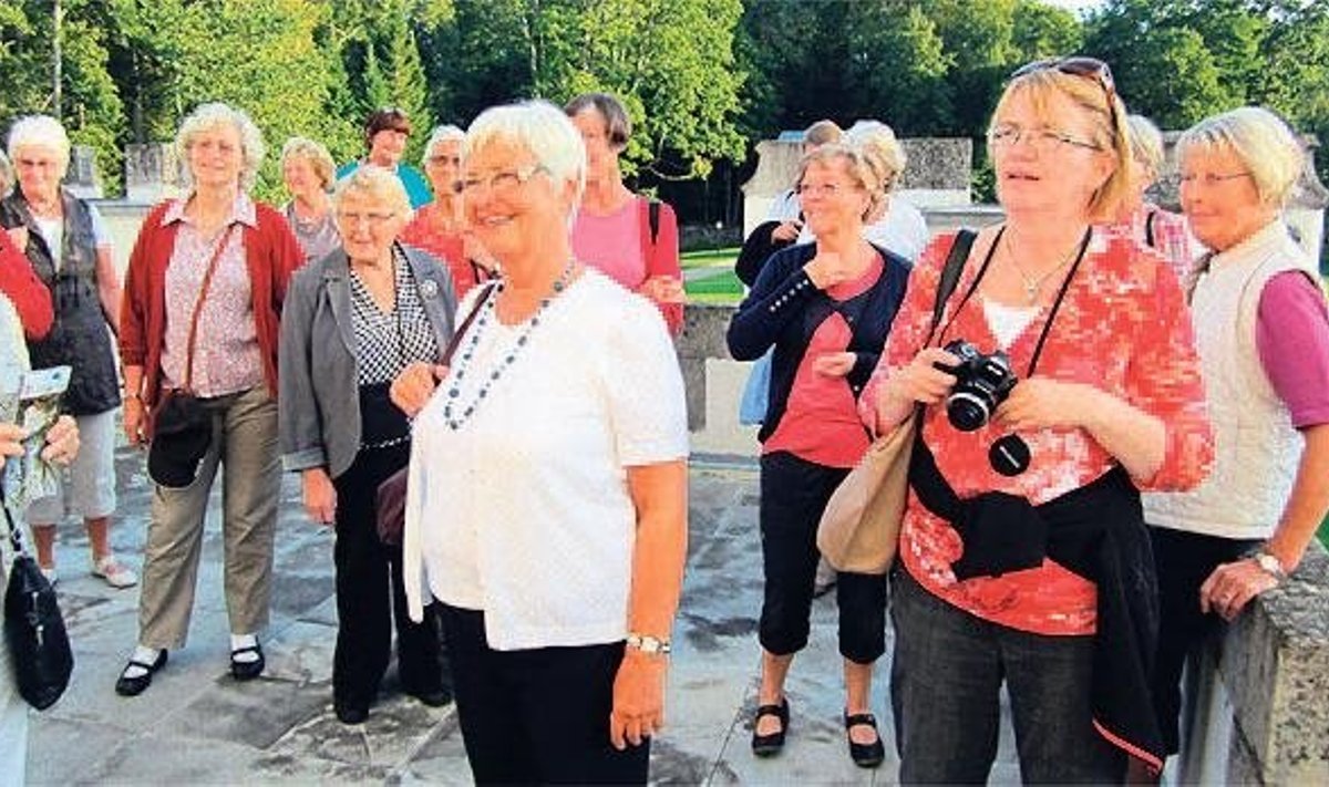 Paljud Norra külalised olid siin viibinud ka 2004. aastal ning seetõttu ei varjanud nad oma rõõmsat üllatust, nähes edusamme meie valla kultuurilooliste paikade edendamisel. Foto: Margit Kilter