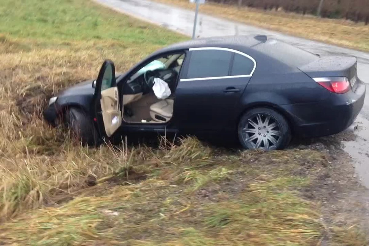 ВИДЕО: В Ляэнемаа BMW ”забыли” в кювете: дверь нараспашку, рядом — ни души