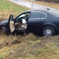 VIDEO: Vaatepilt Läänemaal: BMW kraavis, uks pärani, õhkpadi väljas ja võtmed ees, aga ühtegi hingelist läheduses ei ole
