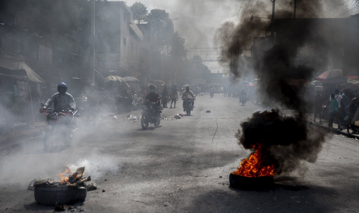 Haitis on viimastel kuudel kasvanud tänavavägivald ja rahvarahutused. Pildil mootorrattagängi rahutused septembris.