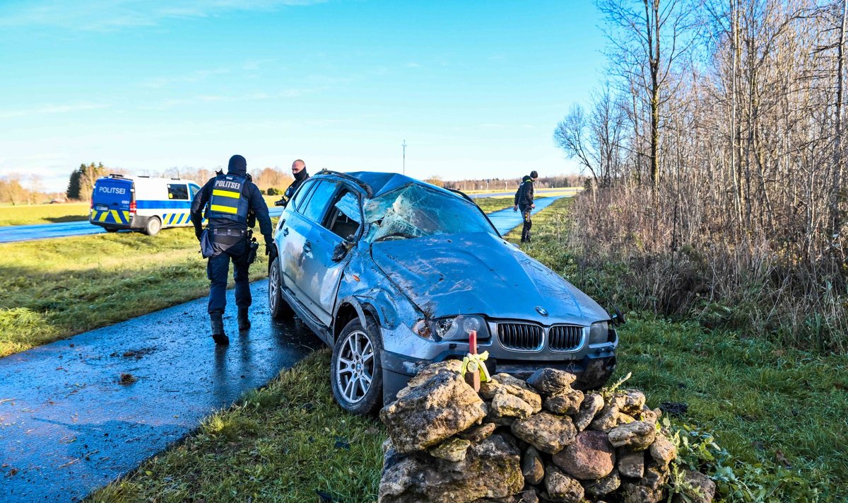 BMW sõitis libeduse tõttu teelt välja