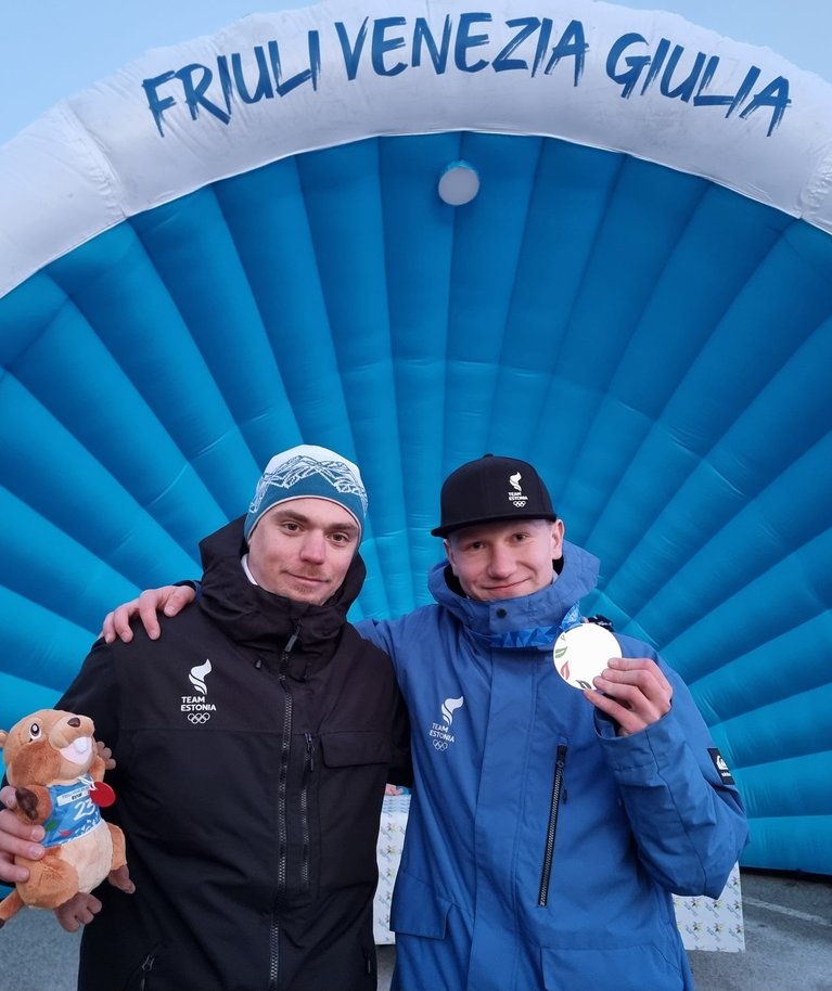 Värske hõbemedalist Stefan Sorokin koos treener Karl Kristian Alasiga medalivõitu tähistamas.