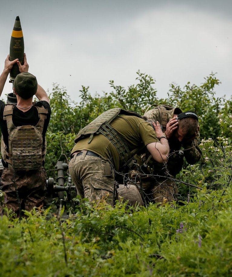 Ukraina sõdurid valmistamas ette miinipildujast tulistama. Foto tehtud Bahmuti lähedal 23. mail 2023. 