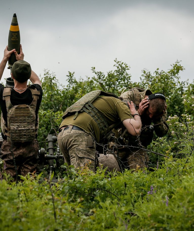 Ukraina sõdurid valmistamas ette miinipildujast tulistama. Foto tehtud Bahmuti lähedal 23. mail 2023.