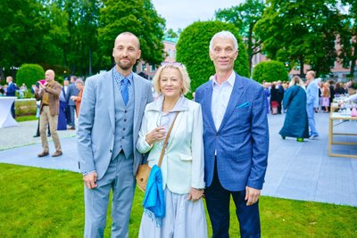 PEOMEELEOLUS Vastuvõtule üksi saabunud näitleja Märt Avandi poseerimas koos endise teletähe Reet Oja ja Draamateatri juhi Rein Ojaga.