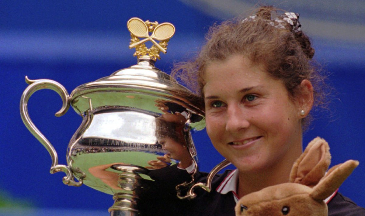 Monica Seles 1996. aasta Australian Openi karikaga.