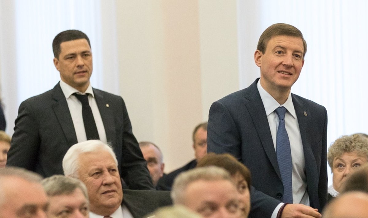 Inimröövis kahtlustatud Mihhail Vedernikov (vasakul) võtab hämarate sissetulekutega Andrei Turtšakilt kuberneriameti üle.
