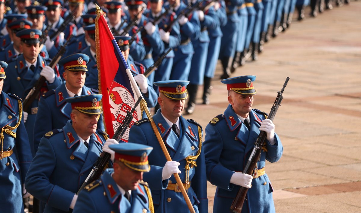 Serbia armee auvahtkond valmistumas Itaalia peaministri saabumiseks.