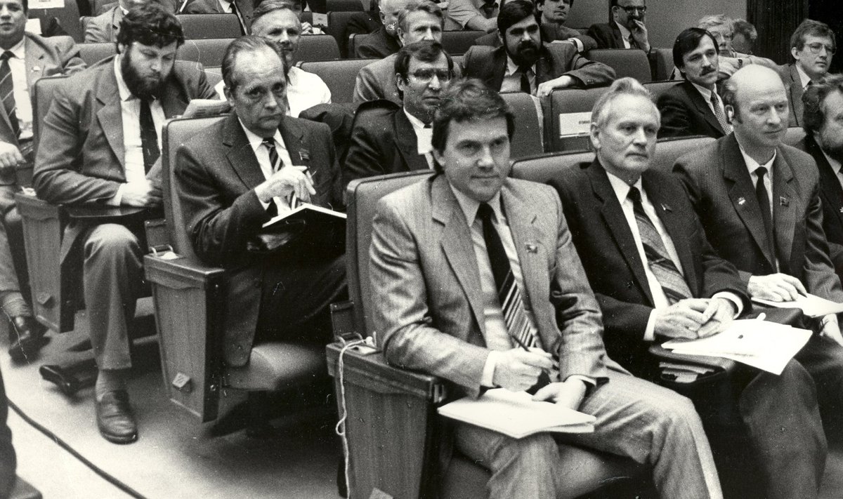 On inimesi, keda Aare ei salli, näiteks Interrinde juht Jevgeni Kogan (vasakul kolmandas reas), kelle puhul oletatakse seost KGB-ga. Fotol veel Kogani ees Vaino Väljas ja esireas Juhan Aare. Aasta oli 1989.