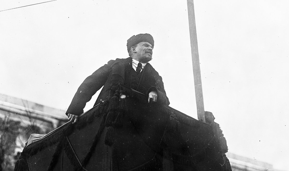 ÜKS VASTIK TÜÜP: Lenin 7. novembril 1918 Punasel väljakul rahvale kõnet pidamas.
