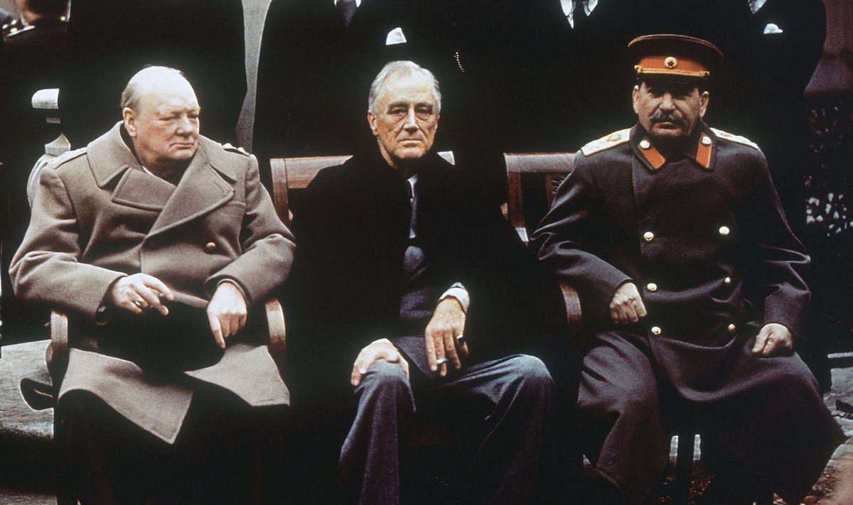 Черчилль, Рузвельт, Сталин. Классические кадры Ялтинской конференции не дают покоя нынешней российской власти.