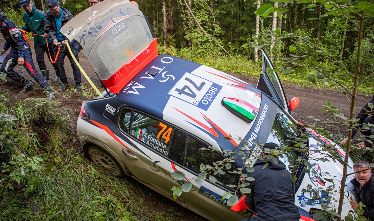 Kogenud Soome rallisõbrad üritavad itaallaste autot kraavist välja aidata.