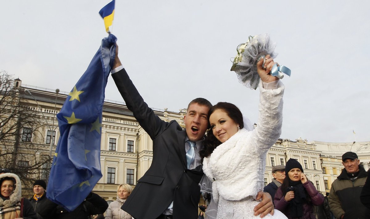 Noorpaar protesteeris 30. novembril Kiievis Ukraina presidendi otsuse vastu mitte sõlmida lepet Euroopa Liiduga