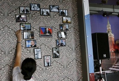 Putini-teemalise kohviku seinu kaunistavad fotod temast.