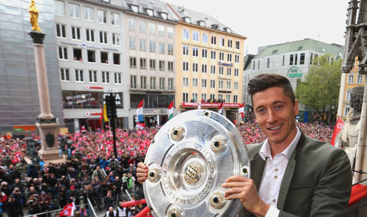 Robert Lewandowski Bundesliga trofeega Müncheni raekojas.