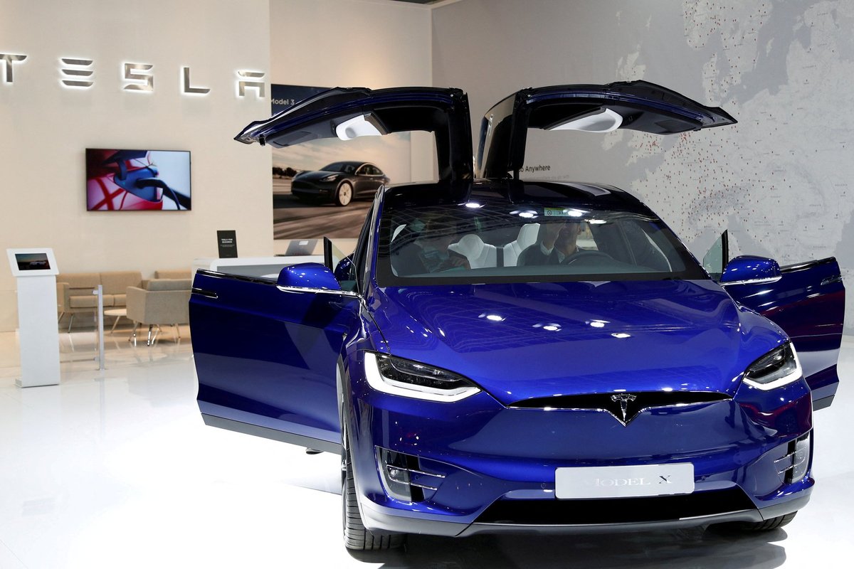 Tesla a emis un avertisment pentru peste două milioane de mașini