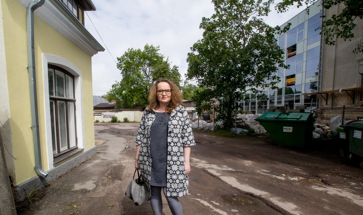 GAG uus koolihoone on Sandra Jõgeva kollase kodumaja tagahoovis. Kohtuteed ärgitas teda esiti ette võtma see, et ehitustöödeks ei küsitud naabritelt luba.
