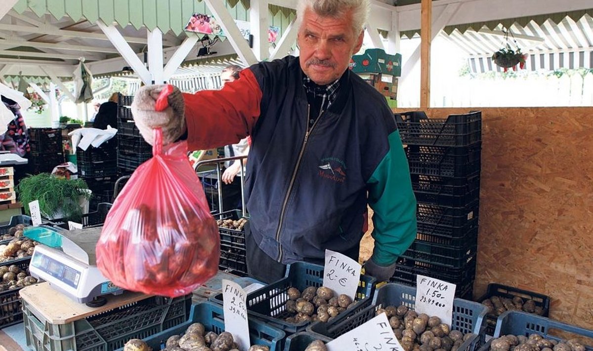 Nõmme turul oma kartuleid müüval Arvo Kukebalil Harku vallast Müürisepa talust on kõik turul kauplemiseks vajalikud paberid korda tehtud.