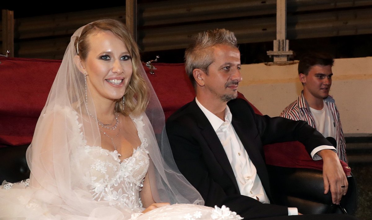 TV presenter Sobchak and theatre director Bogomolov marry in Moscow