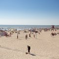 Полицейский рейд на пляже в Литве: обнаженные женщины и спящий в обнимку с бутылкой мужчина