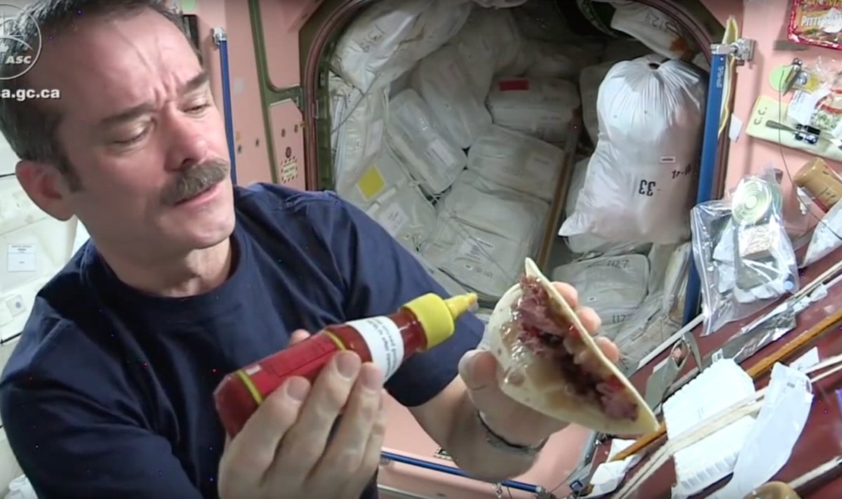 Astronaut Chris Hadfield valmistab kaaluta olekus burritot.