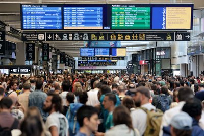 Reisijad reedel Pariisi Montparnasse´i metroojaamas