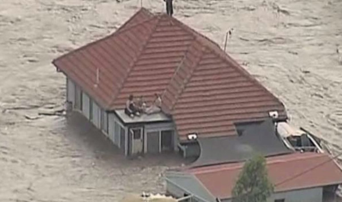 Toowoomba naaberlinnas Granthamis pidid inimesed päästma end katusele ronides, kardetavasti uppus 30 inimest.