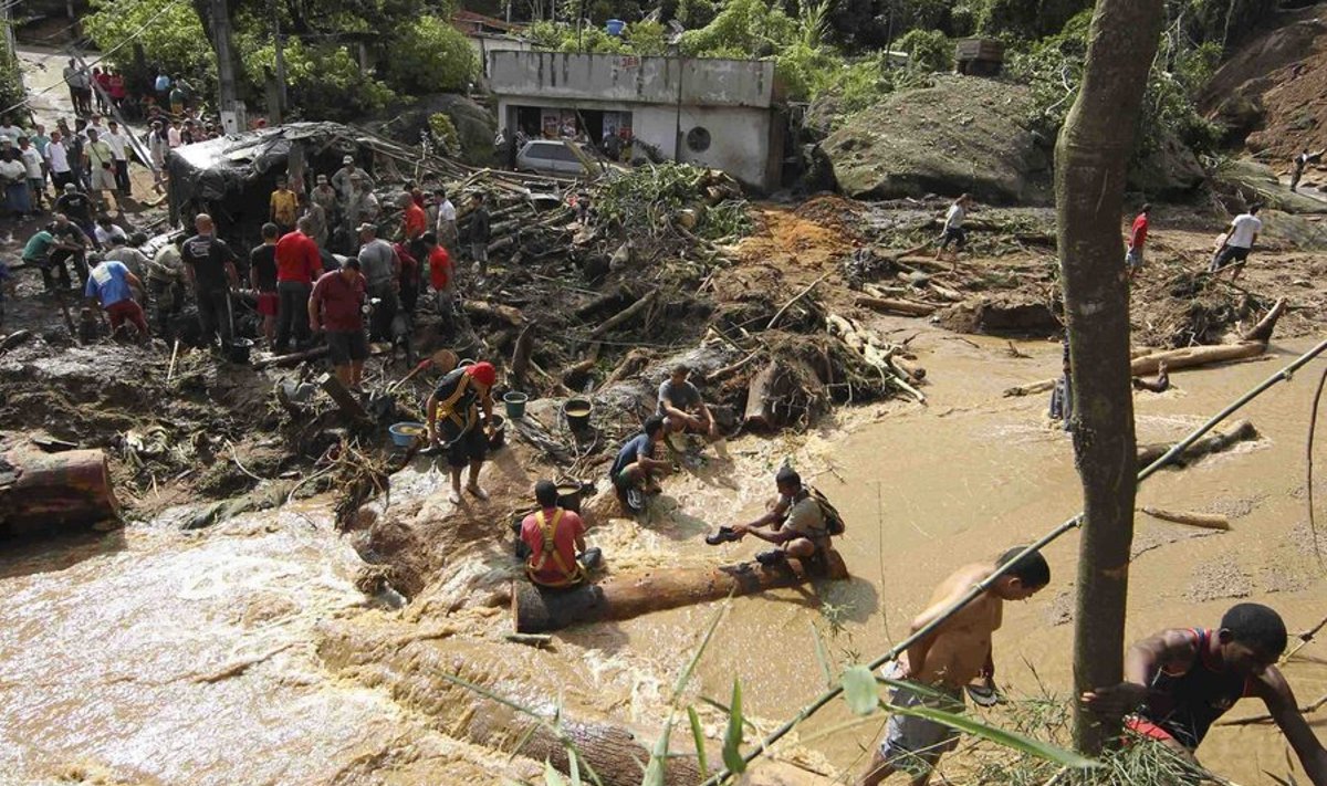 Päästjad otsivad üleujutuse ohvreid Terespolises, Brasiilias, 12. jaanuaril 2011. a.