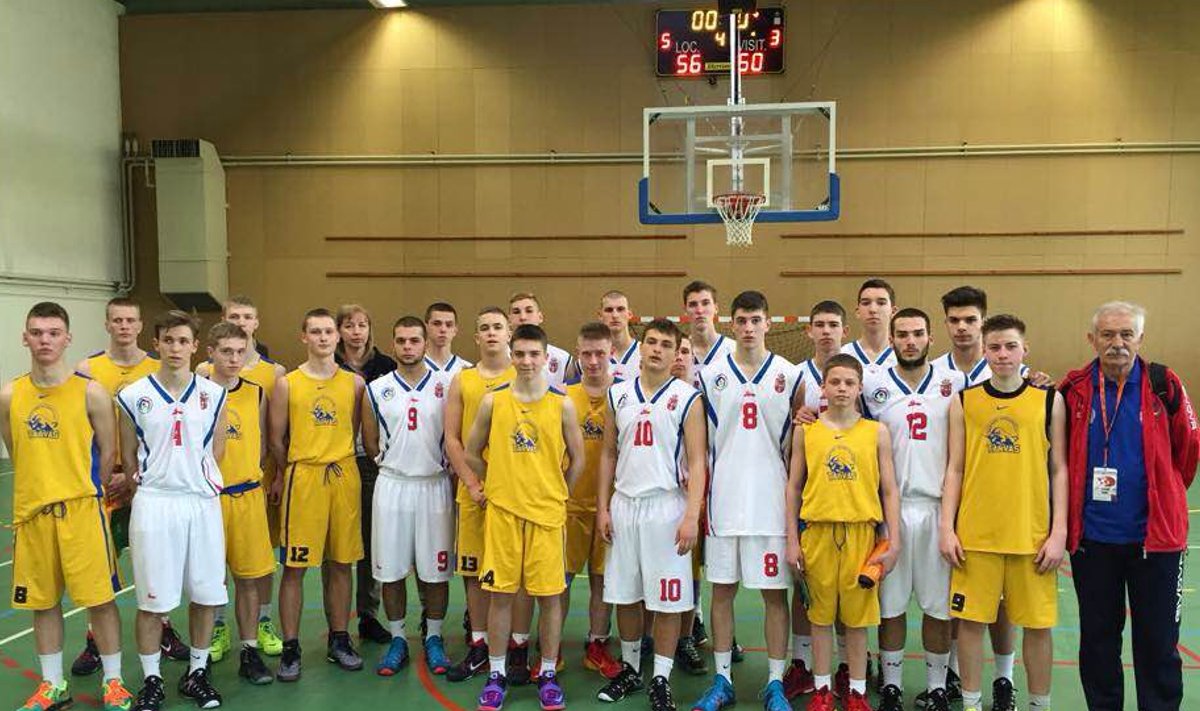 Haljala gümnaasiumi poisid ühispildil Serbia võistkonnaga