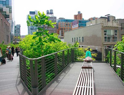 Tõeline park: High Line on varustatud niihästi põõsaste, lillede, skulptuuride kui puhkenurgakestega (pildil). Ainult neljajalgseid lemmikuid sildparki ei lubata.