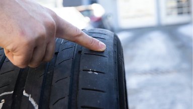 Что делать, если на выбоине автомобиль повредил шину, диск или ходовую часть?
