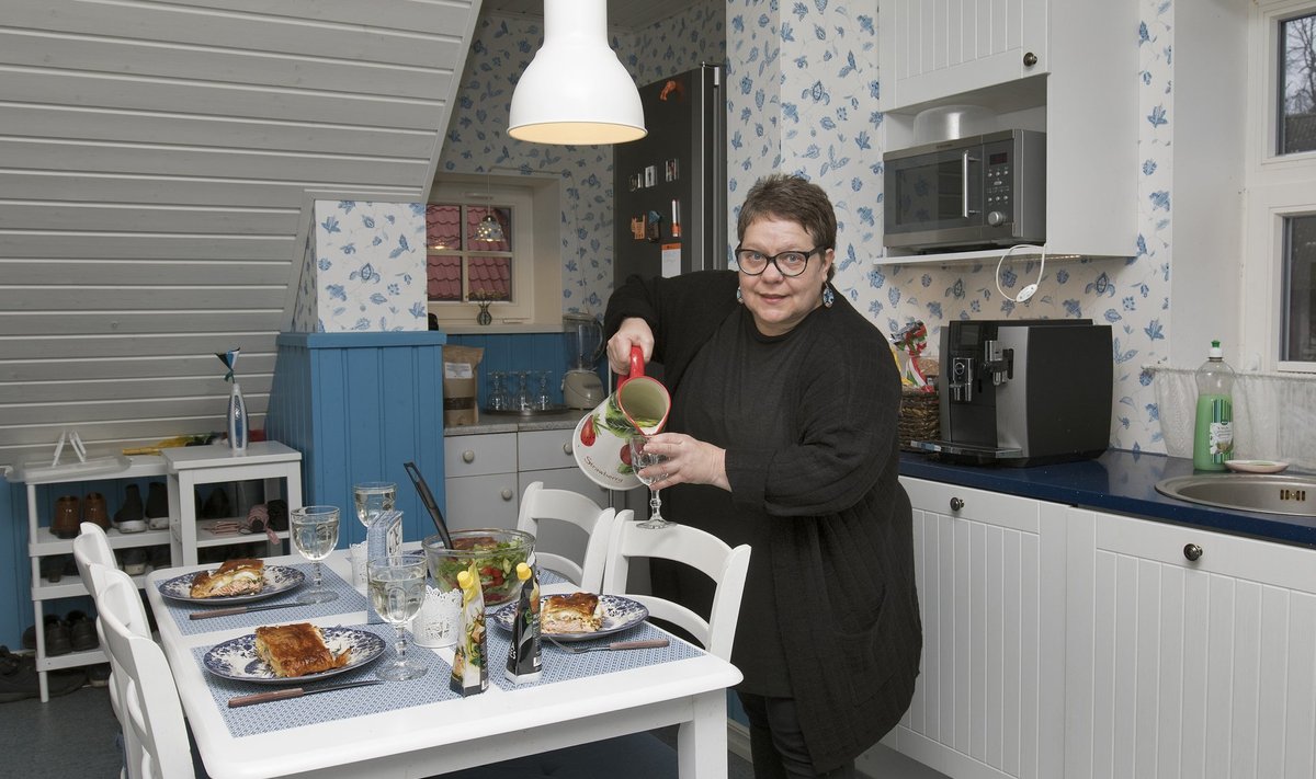 Sini-valges köögis laua ääres on mõnus ilmaelust vestelda ning Maire tehtud kookide ja pirukatega maiustada.