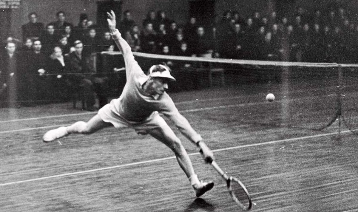 Evald Kree akrobaadina ...: NSV Liidu meistersportlane Evald Kree 1949. aasta ENSV lahtistel siseesivõistlustel mänguhoos. 
