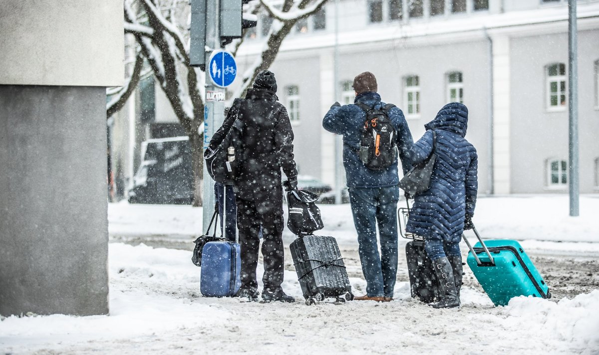 Turistid lumise ilma käes