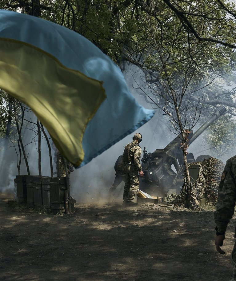 Ukraina sõdurid kahurist tulistamas. Foto tehtud 12. mail Bahmutis.