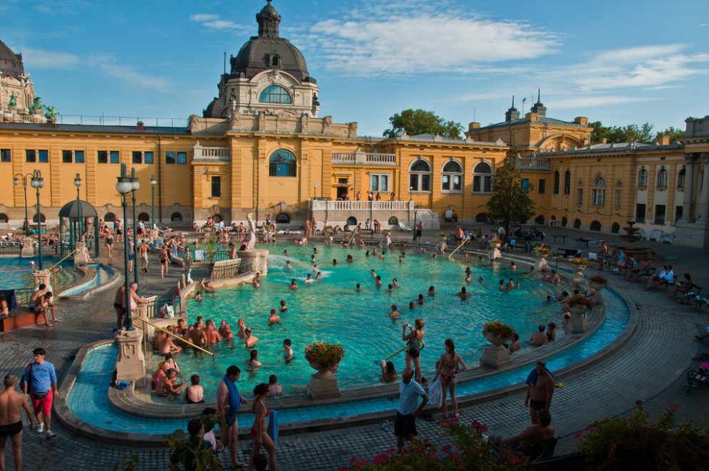 Bath. Купальни Сечени в Будапеште. Купальни Szechenyi Будапешт. Будапешт источники термальные Сечени. Будапешт ванны Сечени.