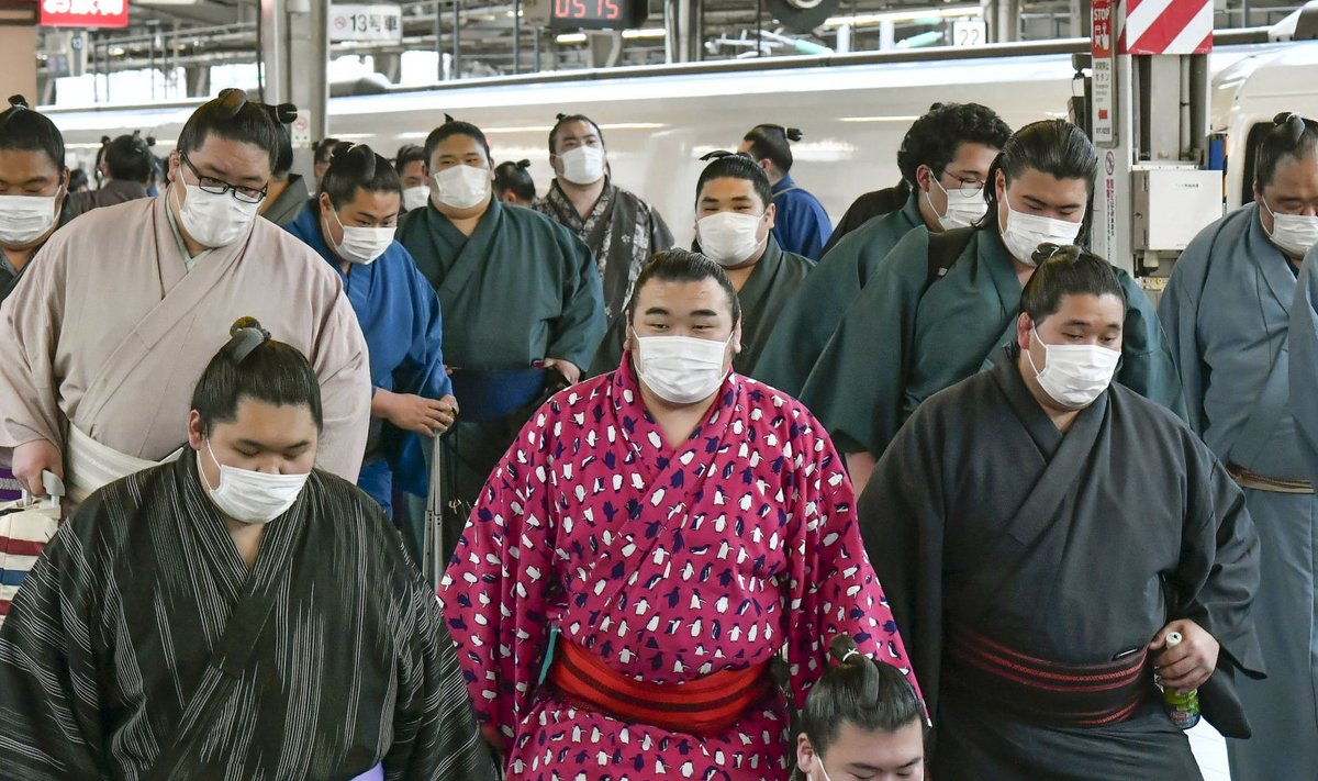 Sumomaadlejad veebruaris Osaka raudteejaamas.