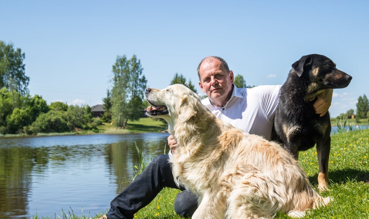 Peeter Ernits koos oma koertega.