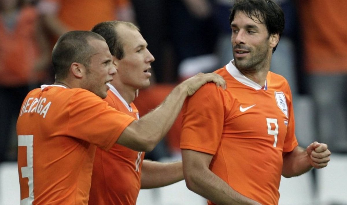 Ruud van Nistelrooy (R) celebrates his goal with John Heitinga (L) and Arjen Robben (M) during a friendly match against Denmark in Eindhoven, the Netherlands, on May 29, 2008. AFP PHOTO ED OUDENAARDEN netherlands out - belgium out