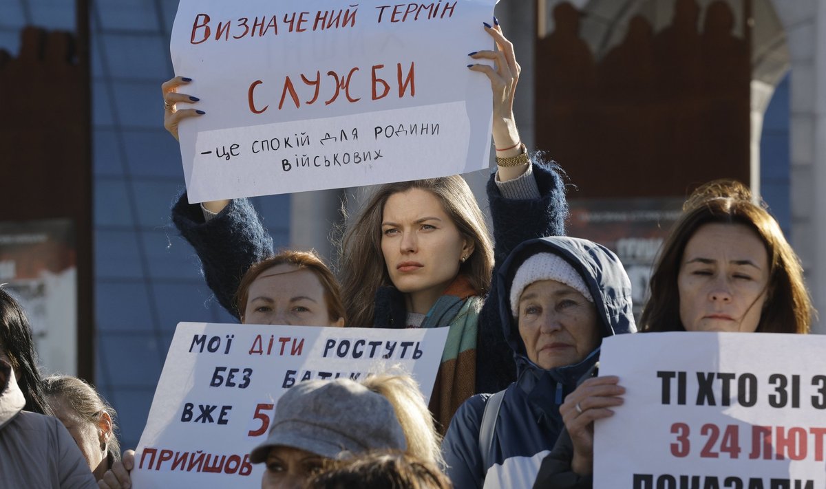 KAUA VÕIB?! Ukraina naised avaldasid Kiievis meelt, sest nende mehed on juba liiga kaua kaitseväes teeninud. Aeg oleks soovi korral koju saada.