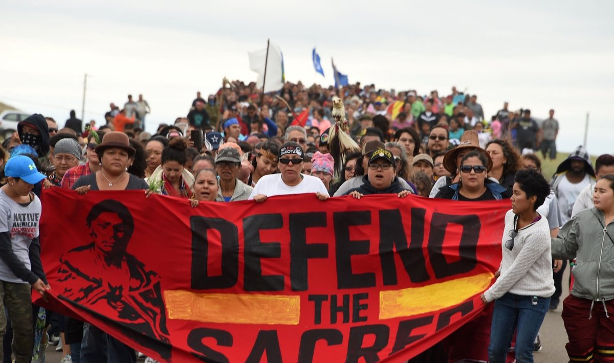 Siuu indiaanlased kaitsevad Ameerikas Standing Rocki reservaadis oma püha maad ja puhast vett Dakota Accessi naftajuhtme ehitamise eest.