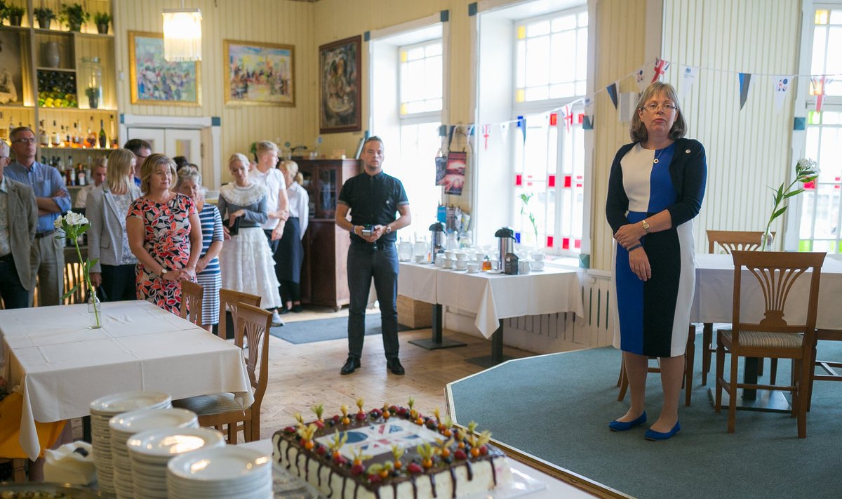 Täna Kuressaare kuursaalis toimunud teepeol lõikasid tordi lahti Saaremaa vallavolikogu esimees Tiiu Aro ja Briti suursaadik Eestis Theresa Bubbear.