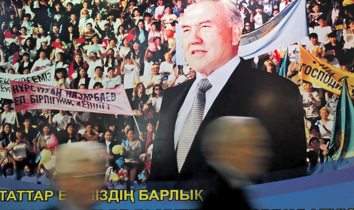 Kasahstani parlamendisaadikud mööduvad hiidplakatist, millel on kujutatud president Nursultan Nazarbajevit teda armastava rahva ees. 
